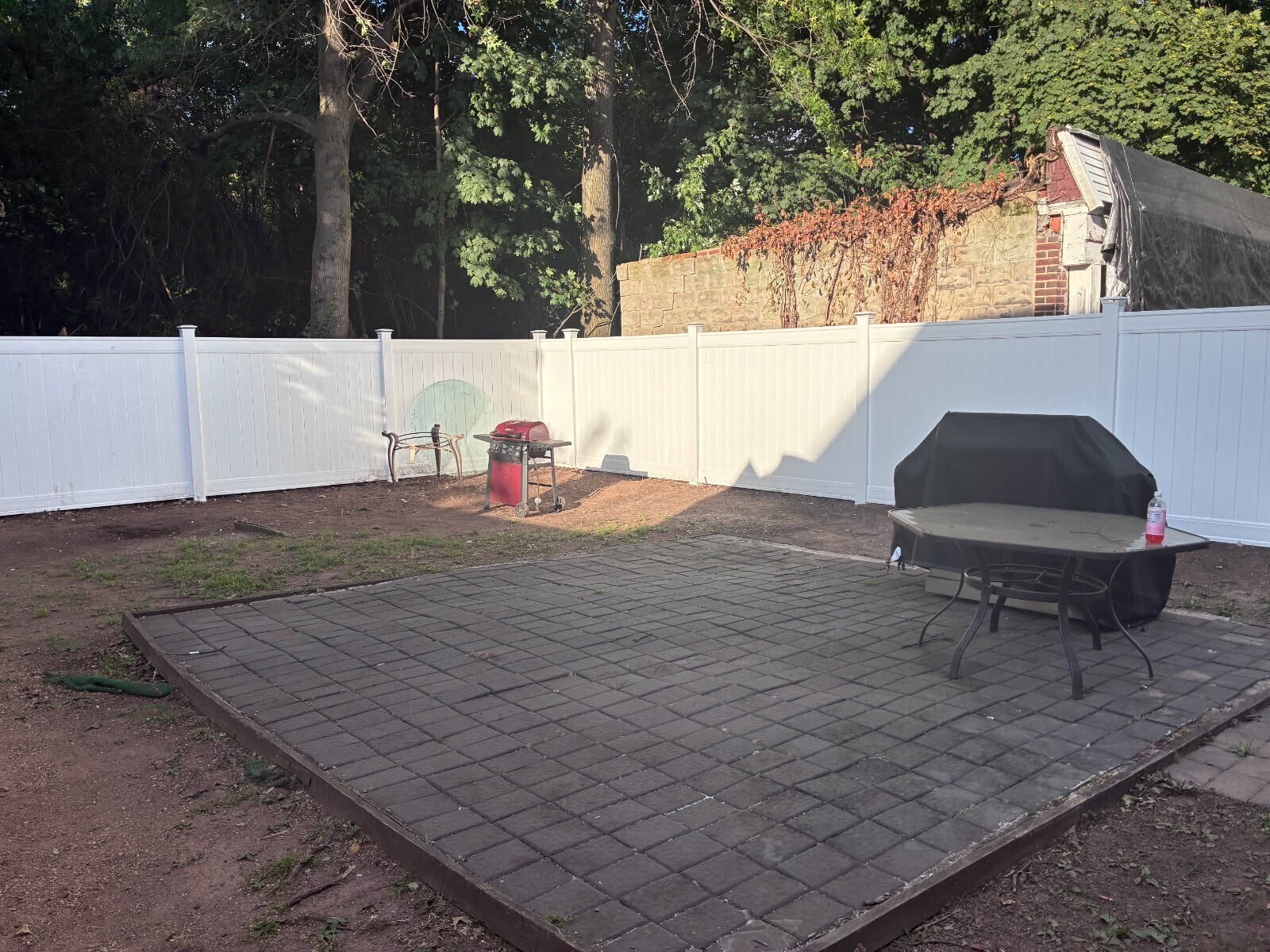 Backyard. Vinyl Fence - 67 Rose Ter