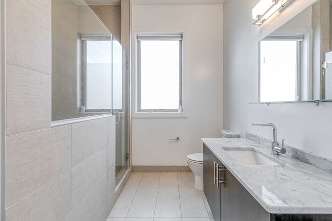 Building Photo - Old City Townhome