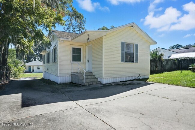 Building Photo - 1546 River Hills Cir W
