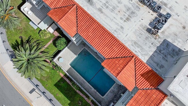 Building Photo - 2600 Collins Ave