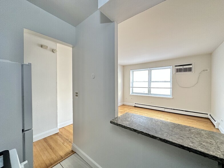 Building Photo - 6830 N Sheridan Rd