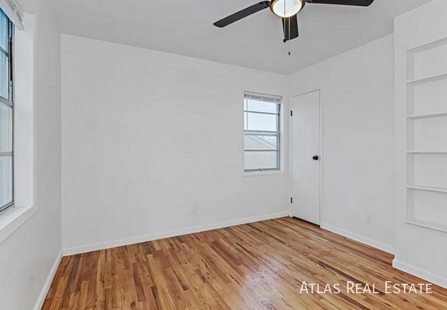 Building Photo - 4912 N Sycamore Dr