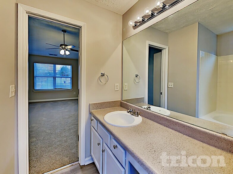 Building Photo - 872 Woodside Dr