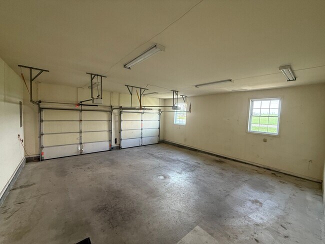 Building Photo - For Rent 3 bed / 2.5 bathrooms | attached 2 car-garage plus detached 2 car-garage on a 1.52-acre ...