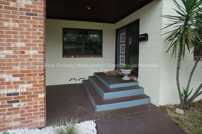 Building Photo - 7477 Greenway Dr