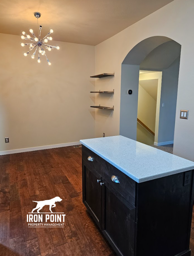 Building Photo - 3bed/2.5 bath Townhome in Boise w/2 Car Ga...