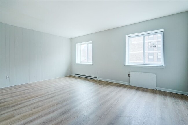 Building Photo - 400 Main St