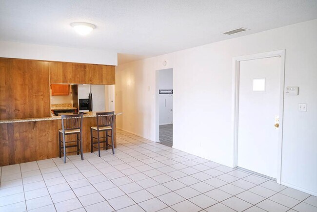 Building Photo - ASU Proximity Meets Comfort in This 4-Bedroom Tempe Home