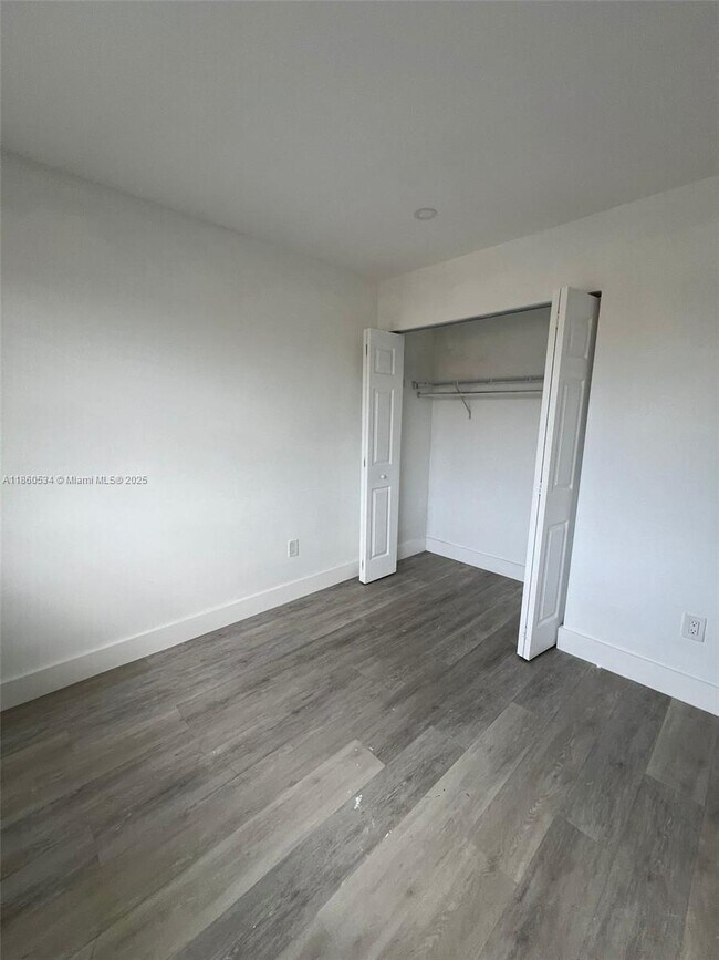 Building Photo - 2505 W 67th Pl