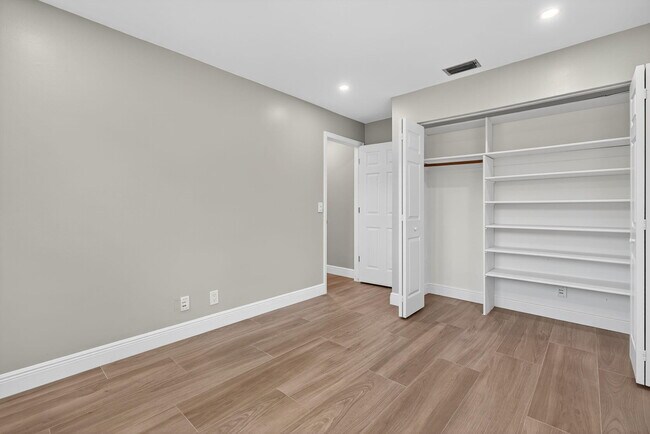 Building Photo - 905 Shore Dr