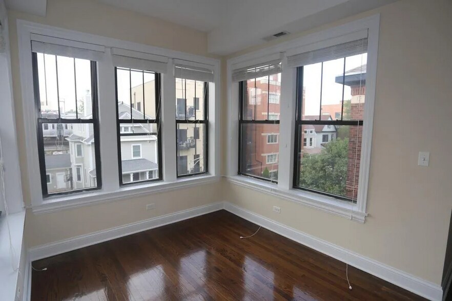 Building Photo - 3710 N Wilton Ave
