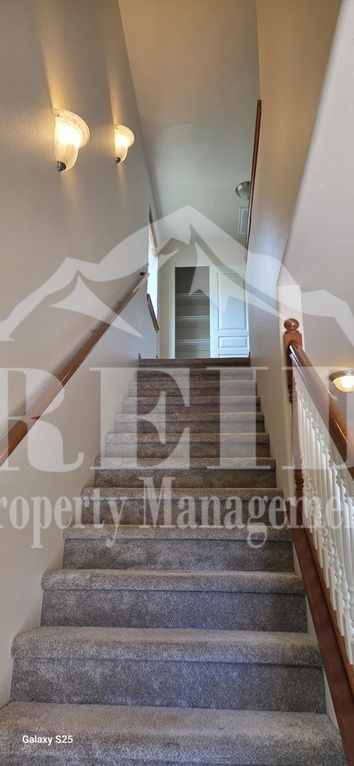 Building Photo - Central Valley Area - 2 Story Townhome 3Bed 2.5Bath