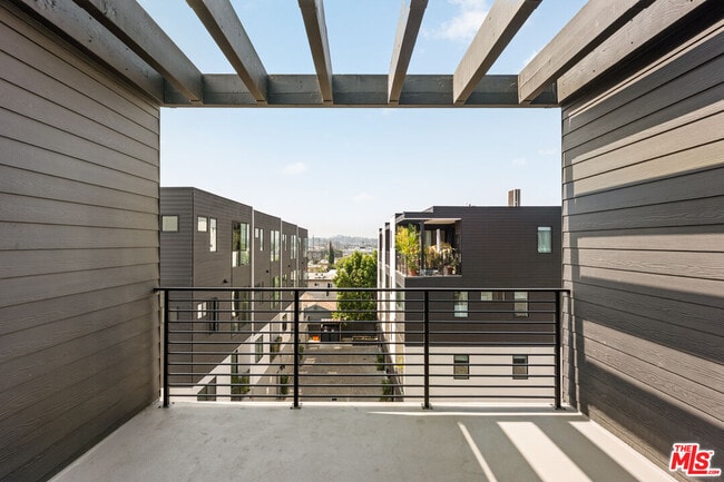 Building Photo - 3419 1/2 Fletcher Dr