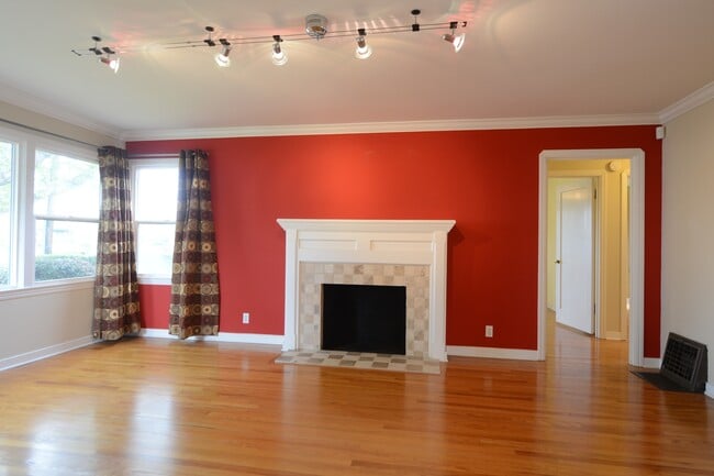Building Photo - 1060 Ridgeley Dr