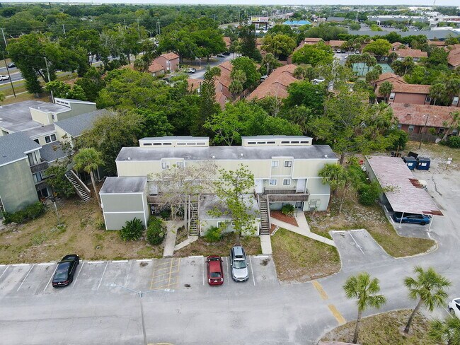 Building Photo - "Cozy 1-Bedroom Gem with Elegant Hardwood ...