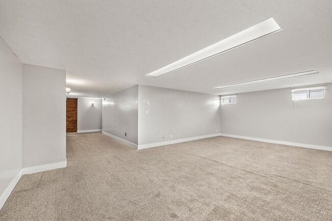 Building Photo - Newdale House