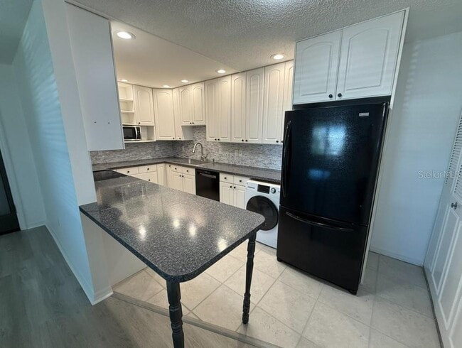 Building Photo - 5800 Hollywood Blvd