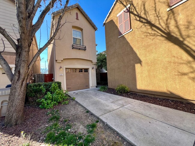 Primary Photo - Charming 3 bed/3 bath in Valley Hi/North L...