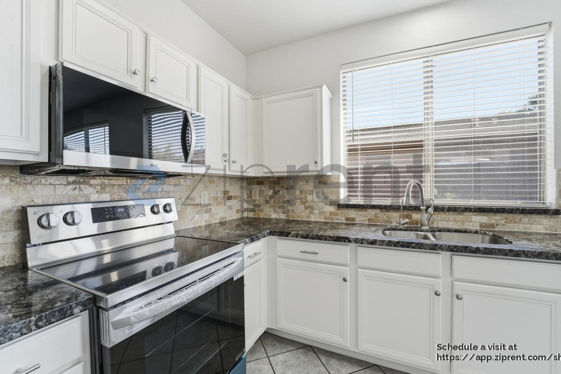 Building Photo - 2131 E Bellerive Pl