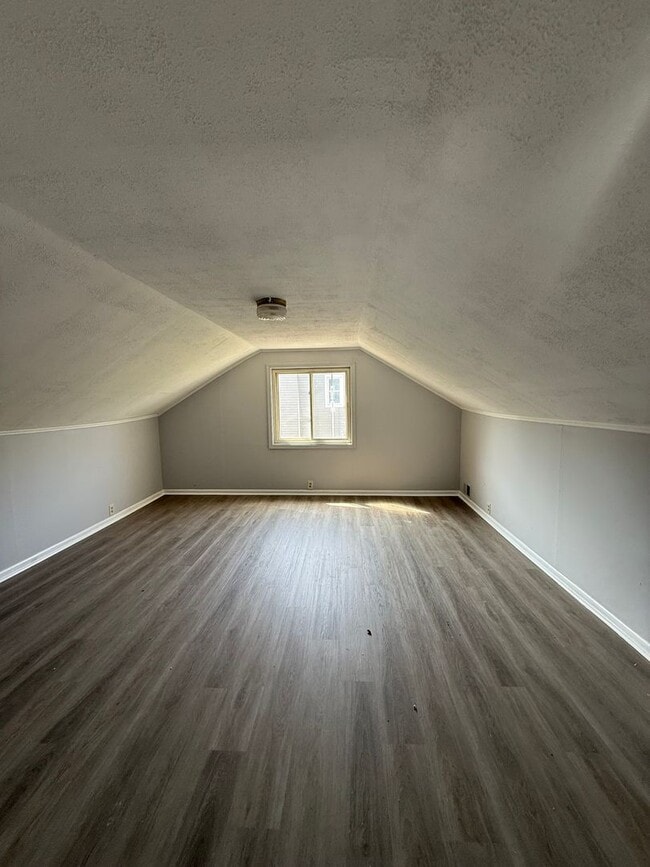 Building Photo - Euclid 3 Bed Single