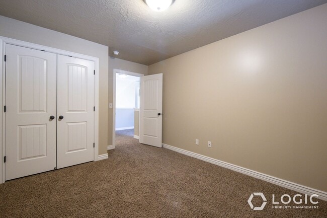 Building Photo - Gorgeous Townhome in South Jordan!