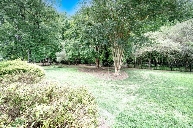 Building Photo - 1004 Somerset Ct