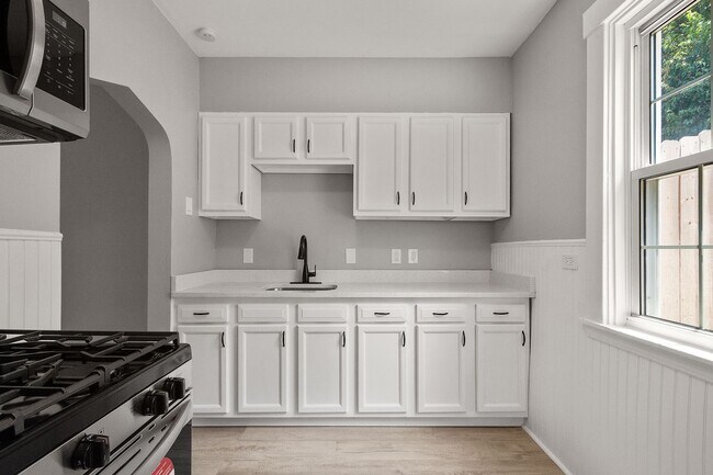 Building Photo - Stunning 2 bedroom home in Carrick available October 1st!
