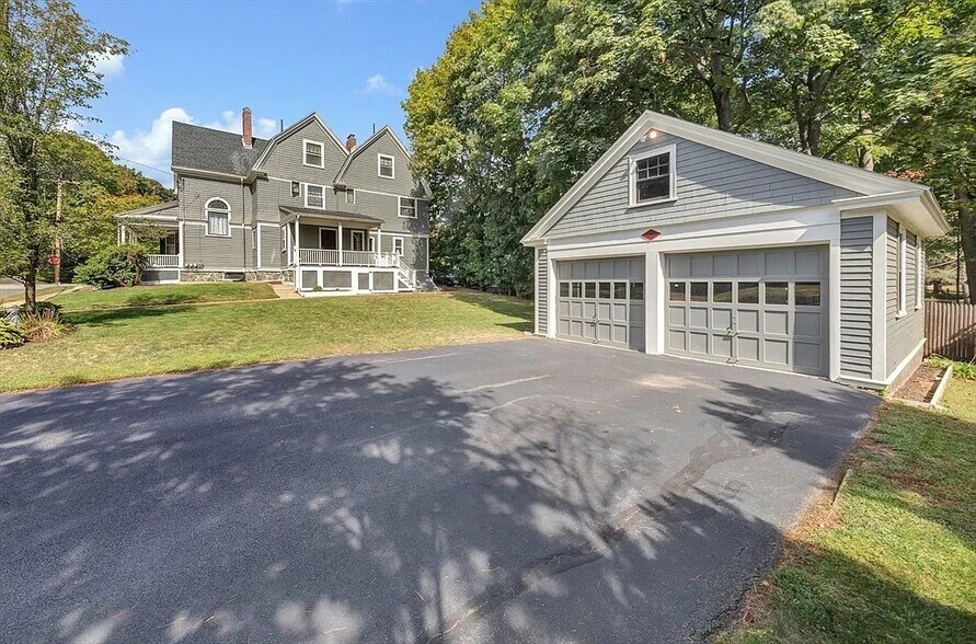 Building Photo - 112 Church St