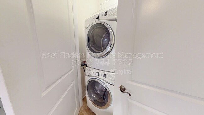 Building Photo - 628 Town Plaza Ave