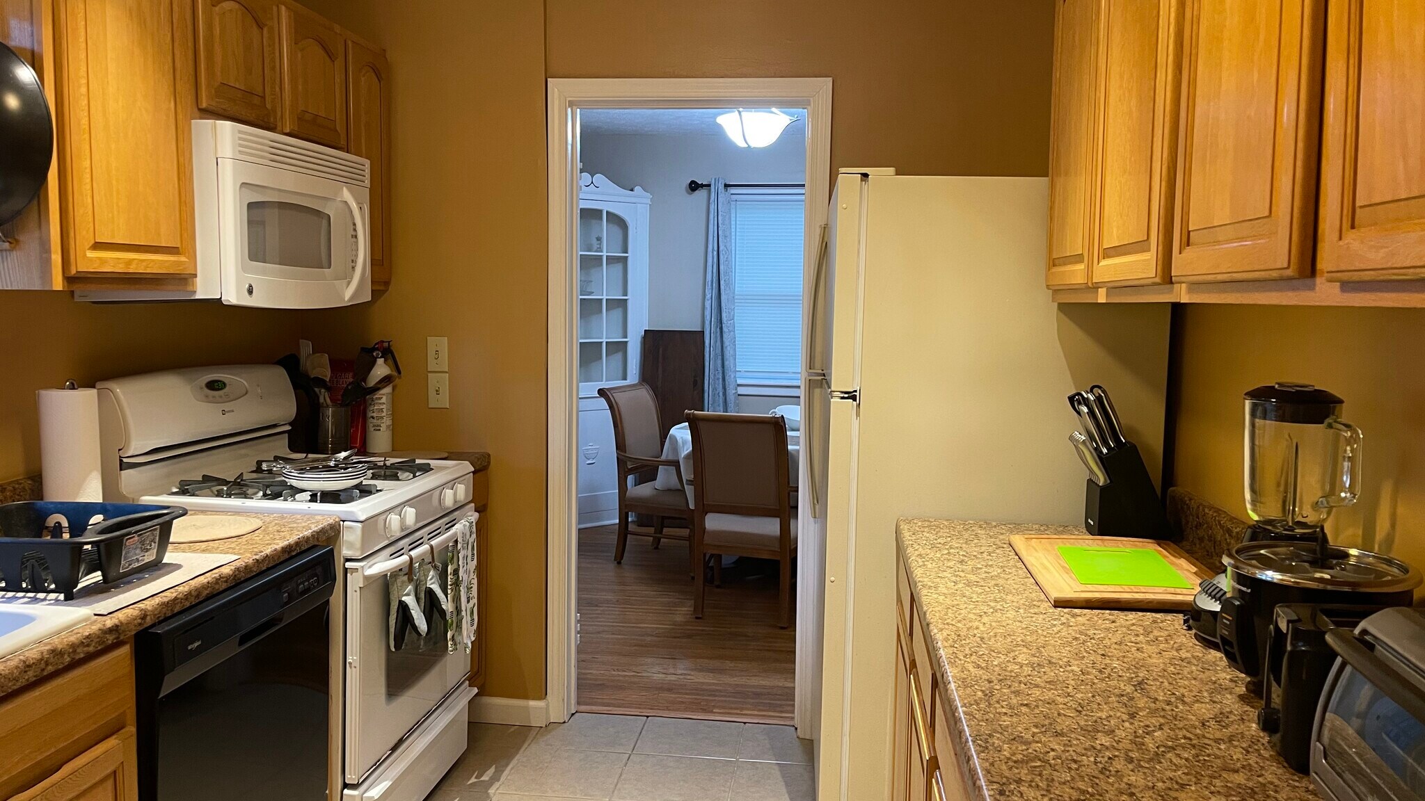 Kitchen has microwave, oven, dishwasher and fridge - 3 Stanford Rd W