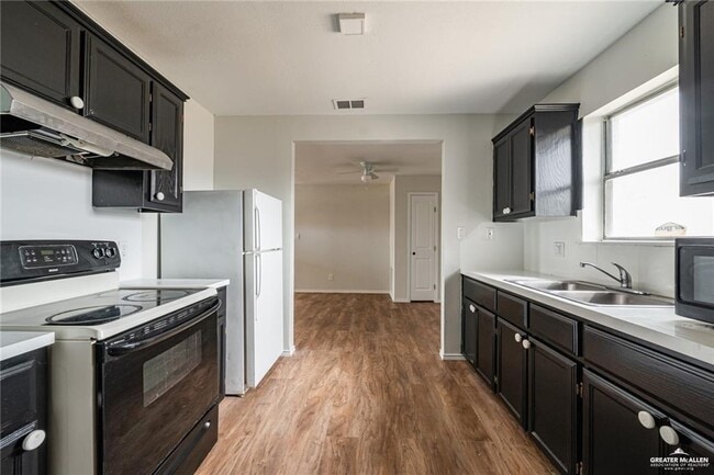 Building Photo - 707 W Gabriella Ave