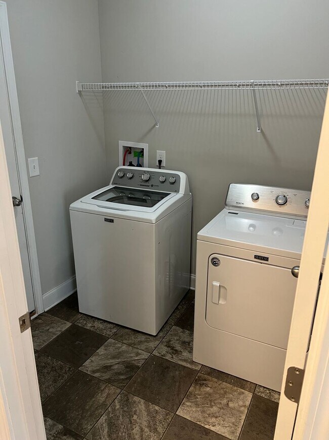 Building Photo - Spacious 4 Bedroom Home in Sango