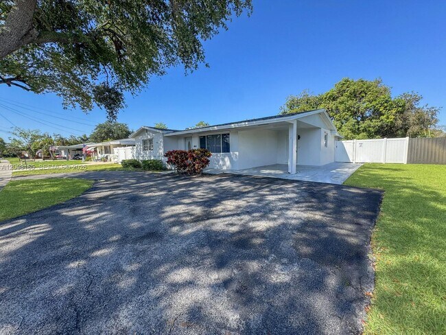 Building Photo - 5051 SW 93rd Ave