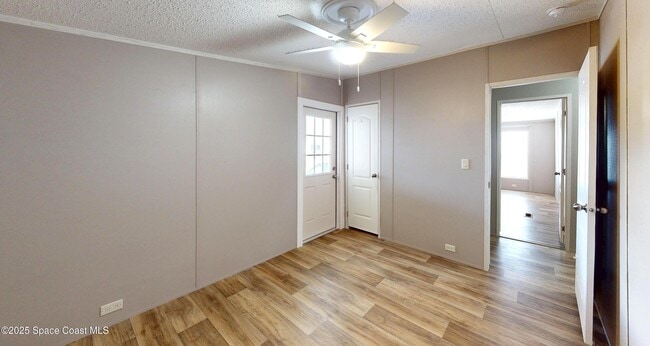 Building Photo - 709 Lark Dr