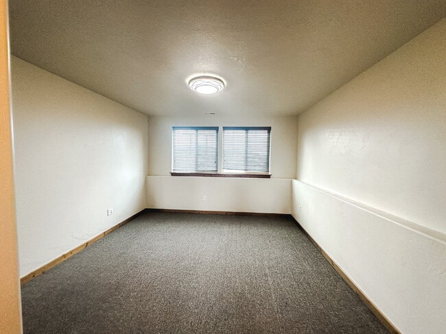 Building Photo - 3 Bedroom, 1 Bathroom Lower Level Duplex