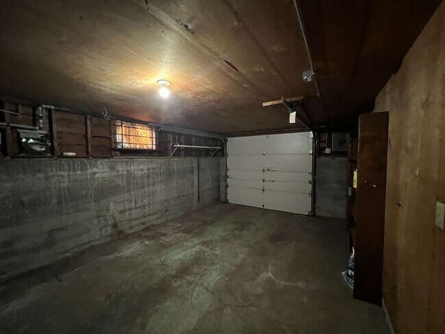 Building Photo - Classic 4 Bed Brick Home in Ravenna