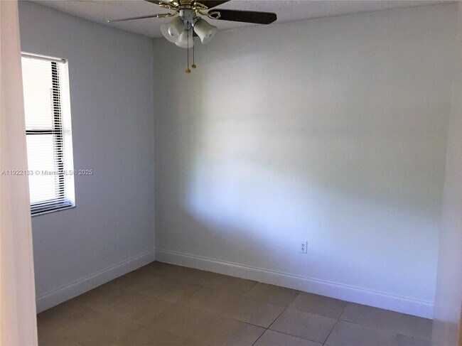 Building Photo - 6061 Shaker Wood Cir