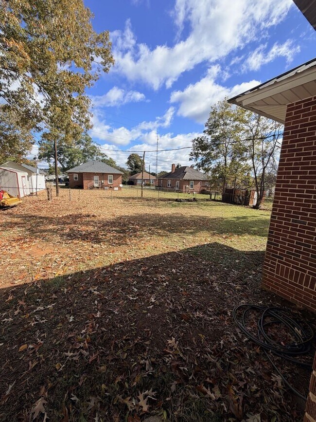 Building Photo - 205 Saluda St