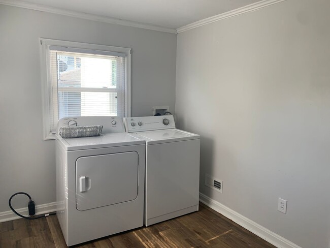 Building Photo - 2 Bedroom House off Memorial Avenue