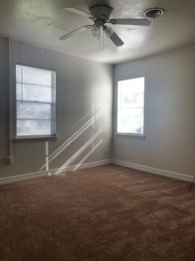 Building Photo - *Lease Pending* Comfortable three bedroom home!