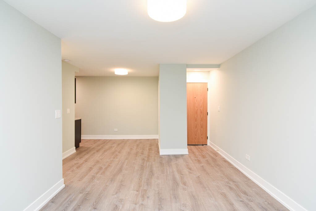 Building Photo - 450 W Barry Ave