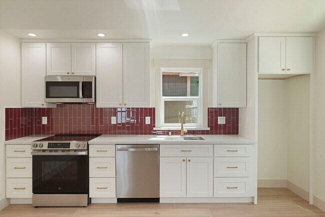 Building Photo - Beautifully Built 2/1 in North Oak Park Close to UC Davis + McGeorge Law School!
