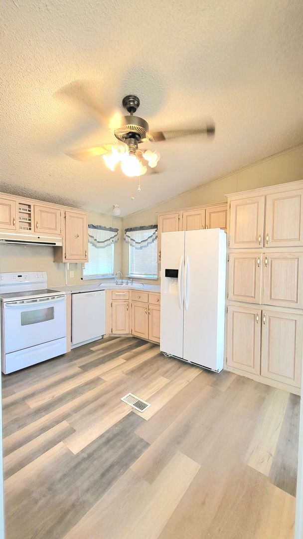 Building Photo - 521 Alaska Way