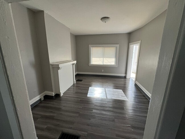 Building Photo - Lovely Two Bedroom Townhome