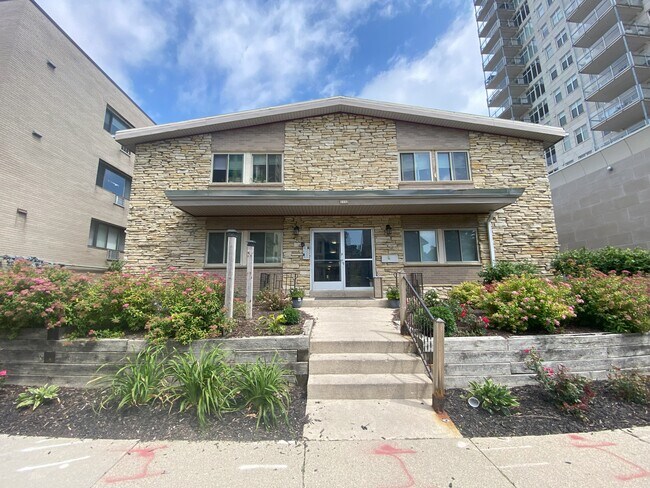 Building Photo - 1112 E Knapp St