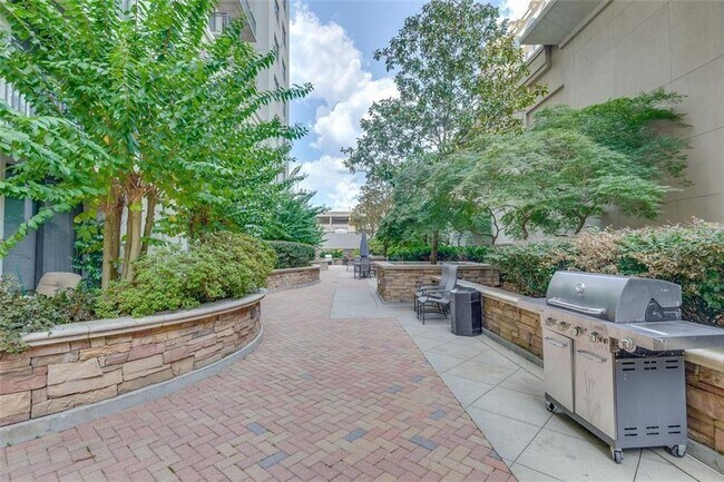 Building Photo - 3040 Peachtree Rd