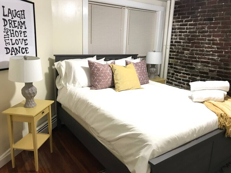 Building Photo - 72 Revere St