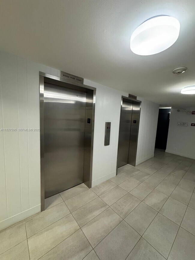 Building Photo - 1881 Middle River Dr