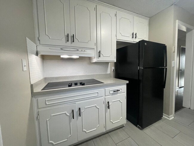 Building Photo - Stunning 3 Bedroom House with Deposit Alte...