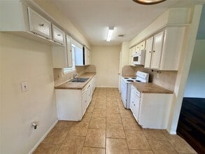 Building Photo - 15811 Nutcracker Ct